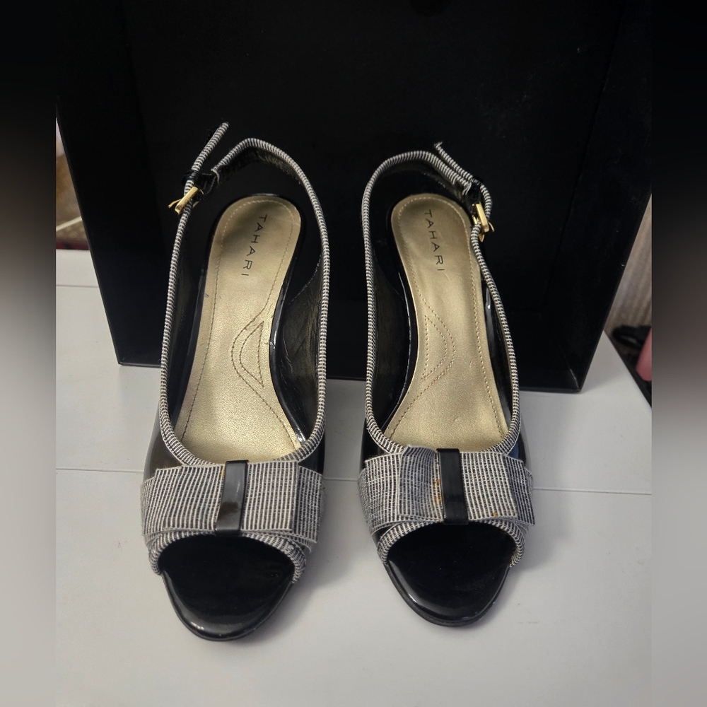TAHARI DIANE PEEK A BOO PUMPS 6.5